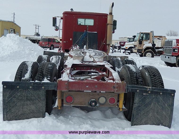 image for item H1312 1993 International 9200 semi truck