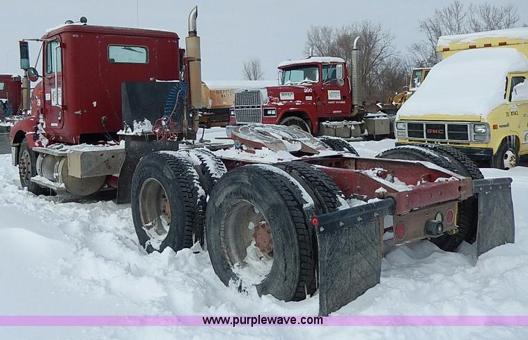 image for item H1312 1993 International 9200 semi truck