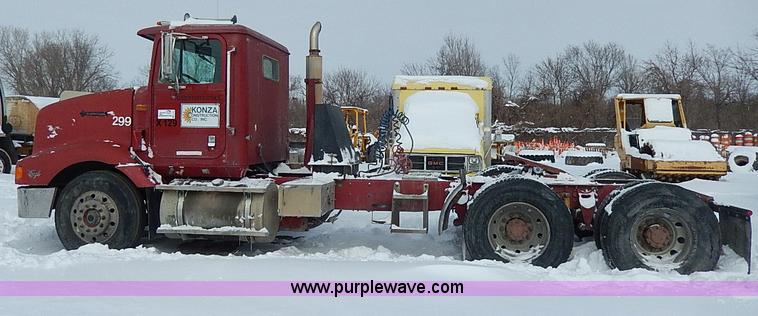 image for item H1312 1993 International 9200 semi truck