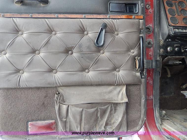 image for item H1312 1993 International 9200 semi truck