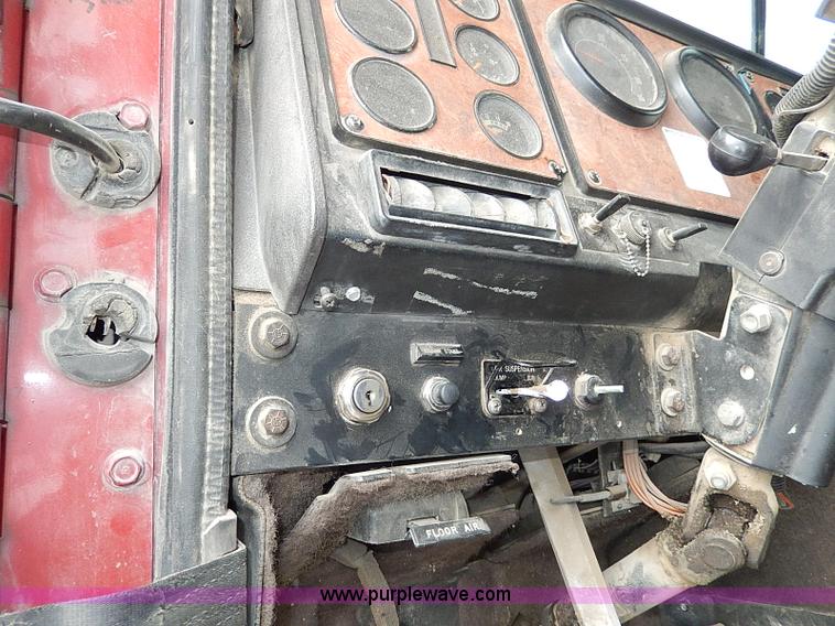 image for item H1312 1993 International 9200 semi truck