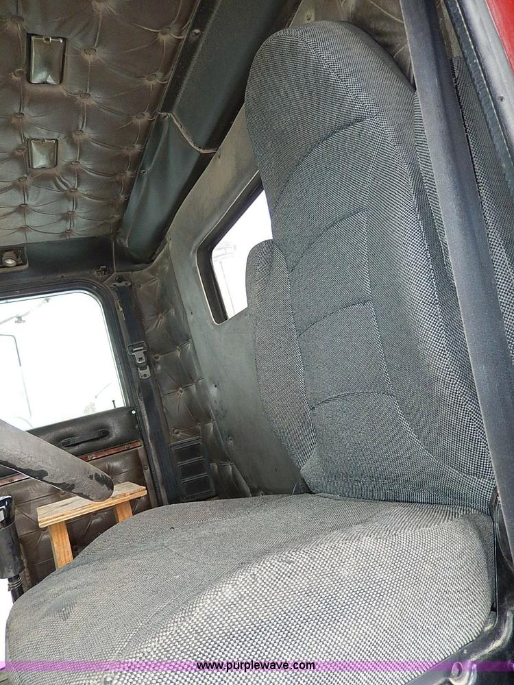 image for item H1312 1993 International 9200 semi truck