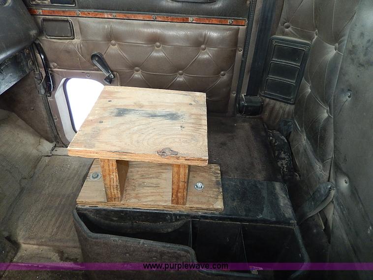 image for item H1312 1993 International 9200 semi truck