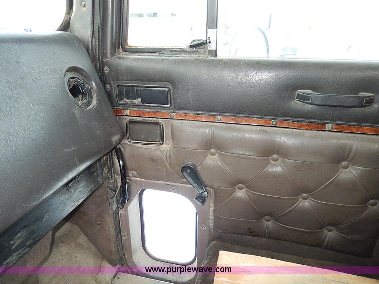 image for item H1312 1993 International 9200 semi truck