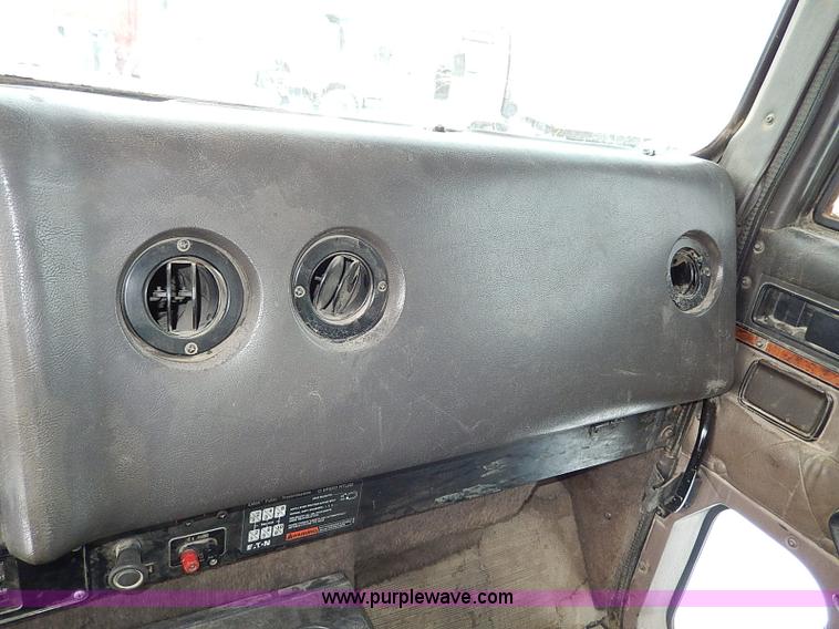 image for item H1312 1993 International 9200 semi truck