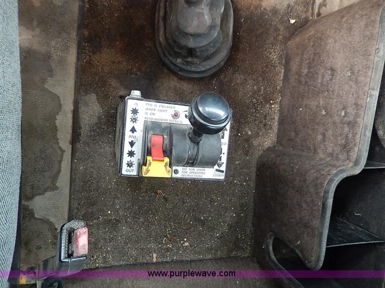 image for item H1312 1993 International 9200 semi truck