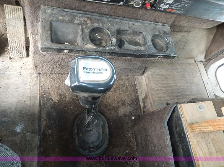 image for item H1312 1993 International 9200 semi truck