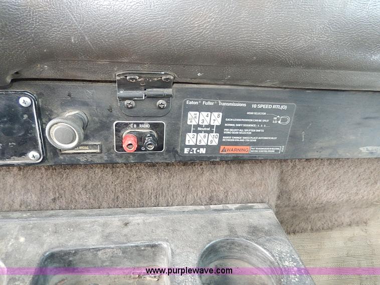 image for item H1312 1993 International 9200 semi truck