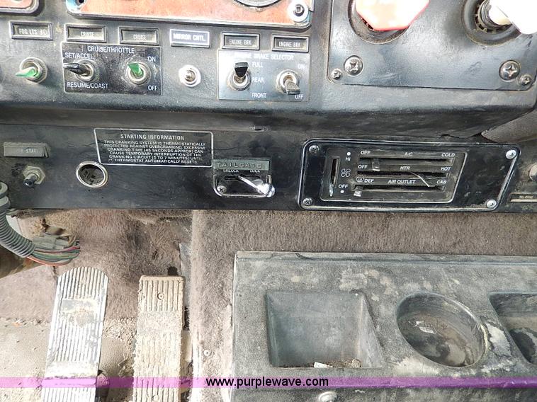 image for item H1312 1993 International 9200 semi truck