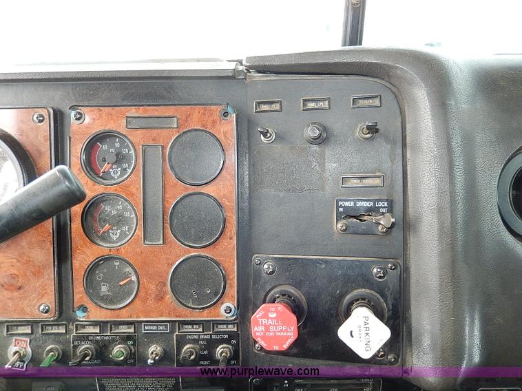 image for item H1312 1993 International 9200 semi truck