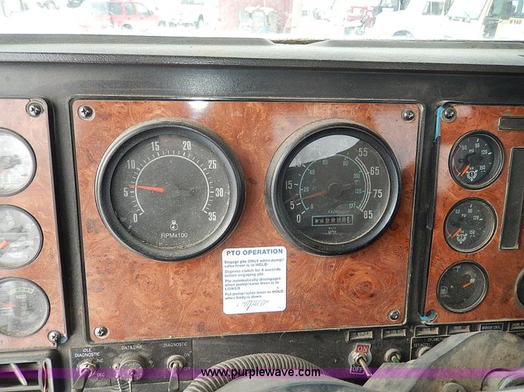 image for item H1312 1993 International 9200 semi truck