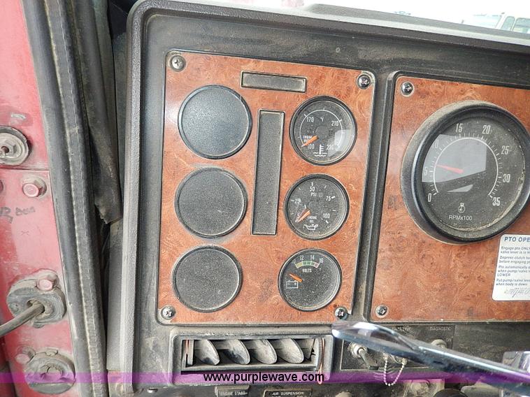 image for item H1312 1993 International 9200 semi truck