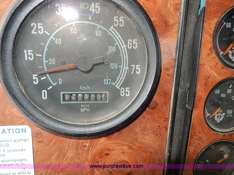 image for item H1312 1993 International 9200 semi truck