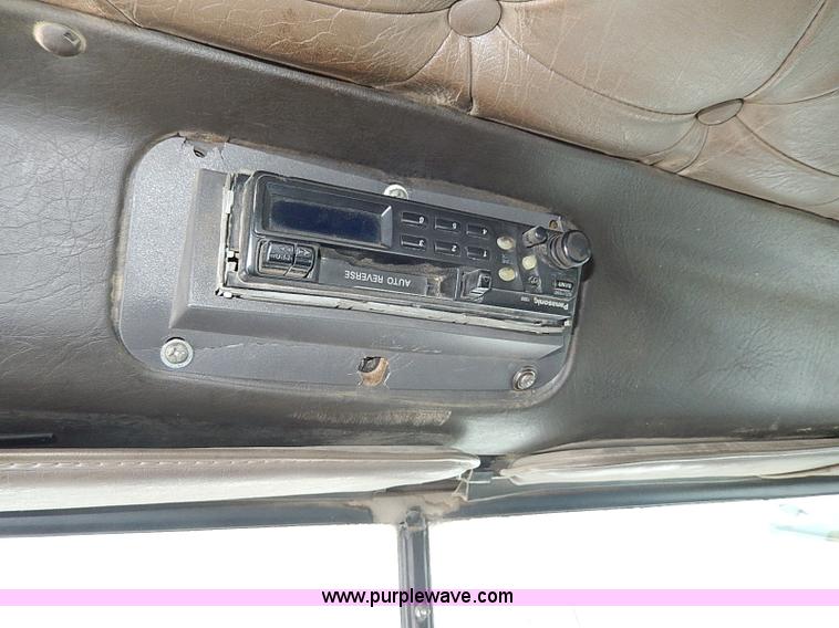 image for item H1312 1993 International 9200 semi truck