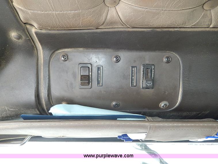 image for item H1312 1993 International 9200 semi truck