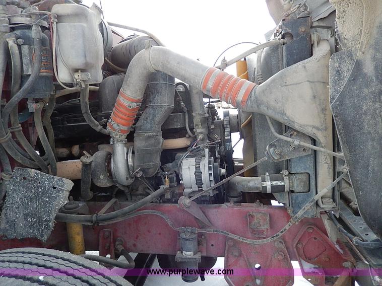 image for item H1312 1993 International 9200 semi truck