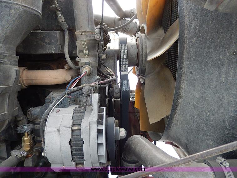 image for item H1312 1993 International 9200 semi truck