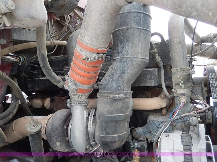 image for item H1312 1993 International 9200 semi truck