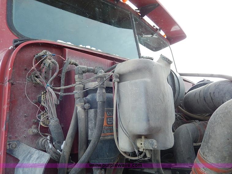 image for item H1312 1993 International 9200 semi truck