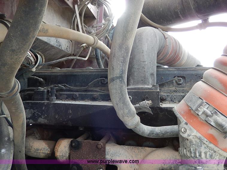 image for item H1312 1993 International 9200 semi truck