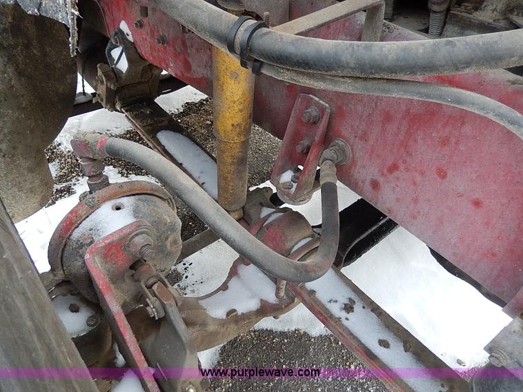 image for item H1312 1993 International 9200 semi truck