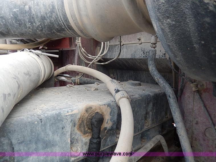 image for item H1312 1993 International 9200 semi truck