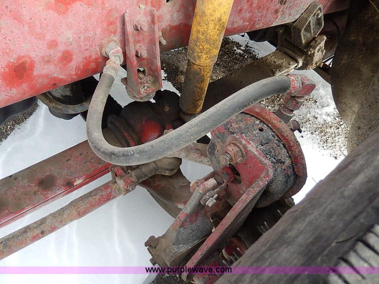 image for item H1312 1993 International 9200 semi truck