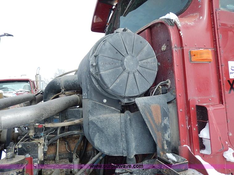 image for item H1312 1993 International 9200 semi truck