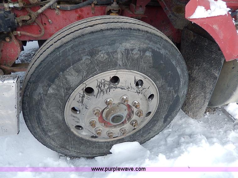 image for item H1312 1993 International 9200 semi truck