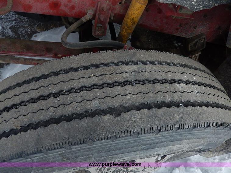 image for item H1312 1993 International 9200 semi truck