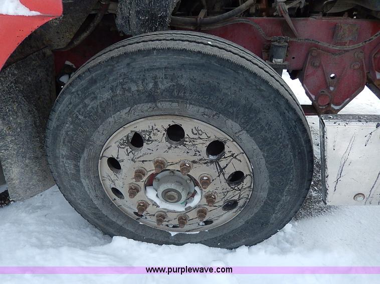 image for item H1312 1993 International 9200 semi truck