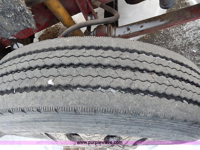 image for item H1312 1993 International 9200 semi truck