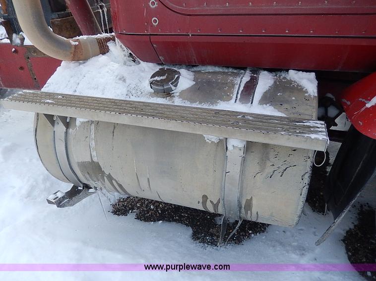 image for item H1312 1993 International 9200 semi truck