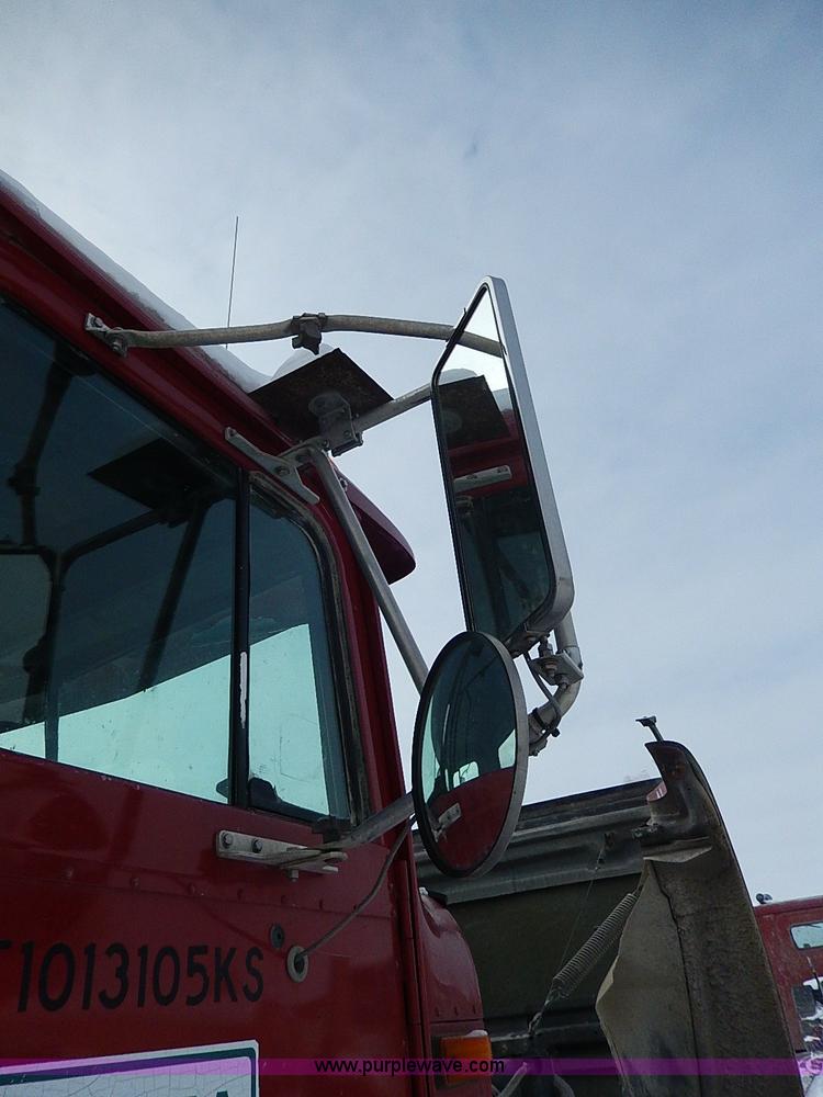 image for item H1312 1993 International 9200 semi truck