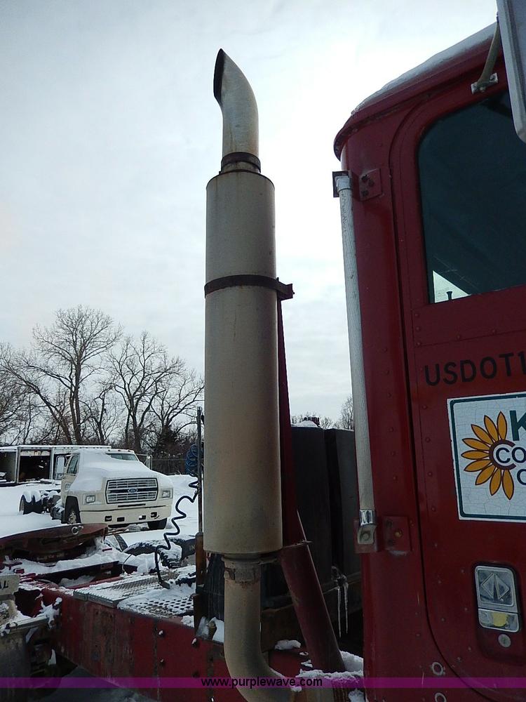 image for item H1312 1993 International 9200 semi truck