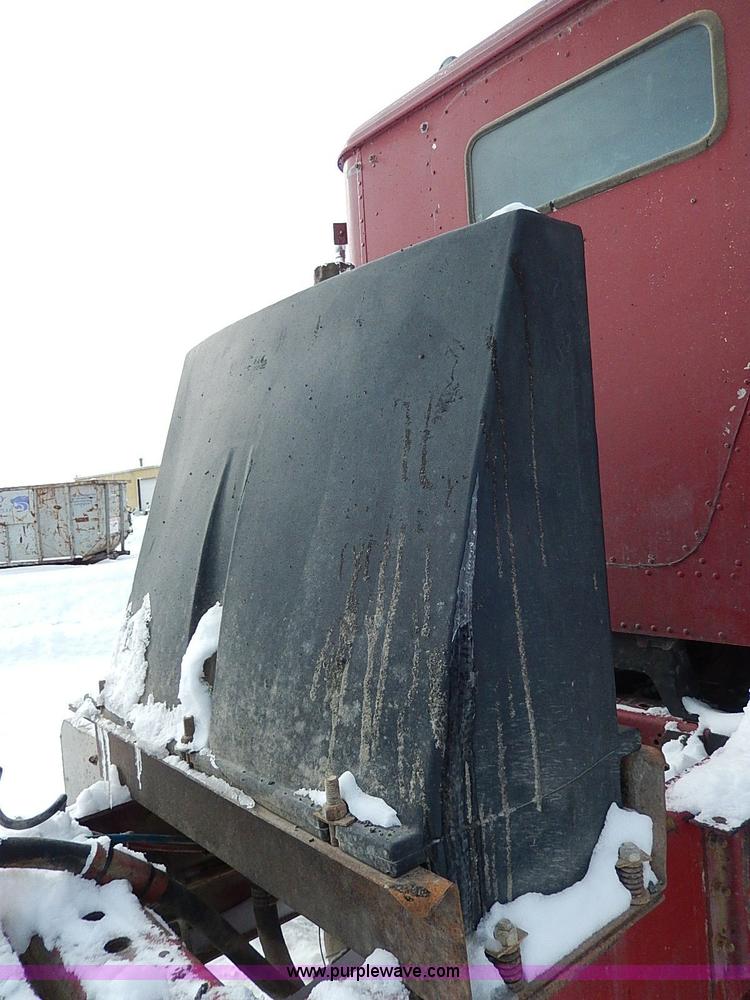 image for item H1312 1993 International 9200 semi truck