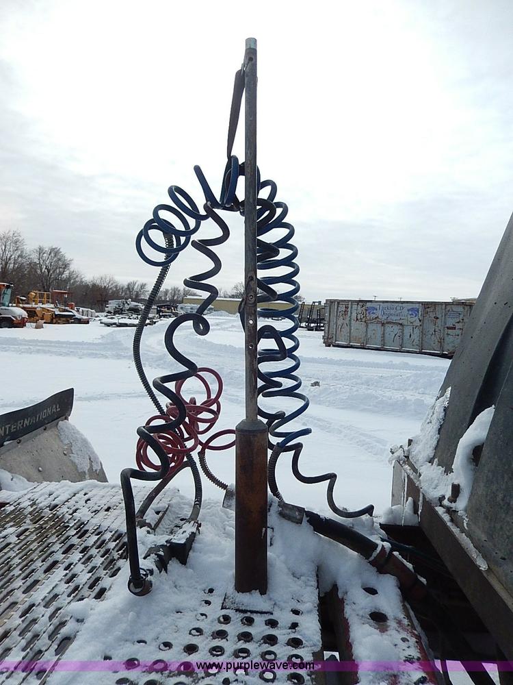 image for item H1312 1993 International 9200 semi truck