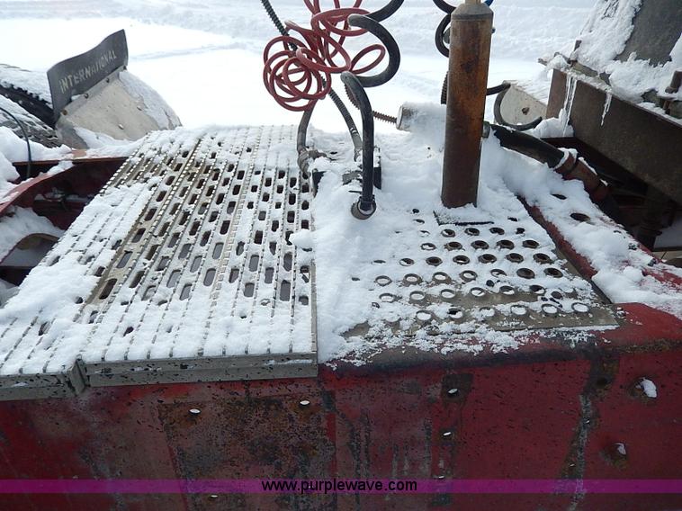 image for item H1312 1993 International 9200 semi truck