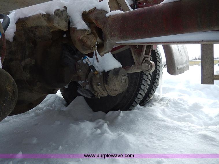 image for item H1312 1993 International 9200 semi truck