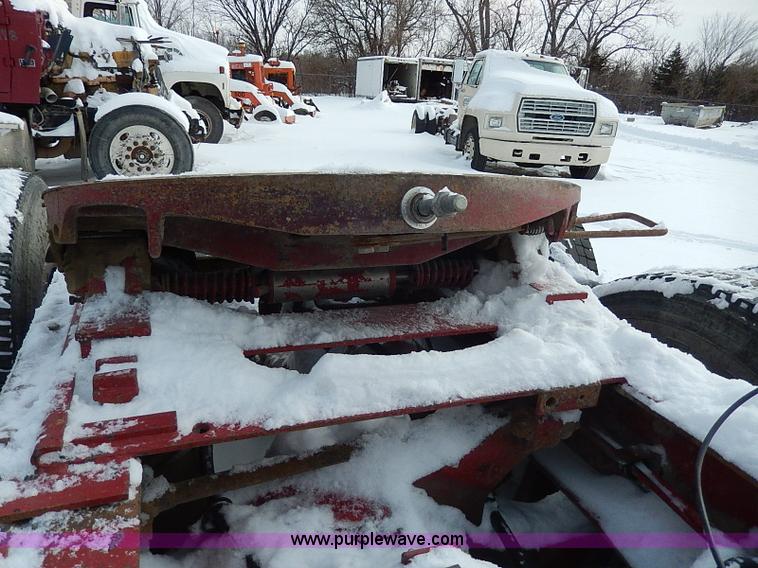 image for item H1312 1993 International 9200 semi truck