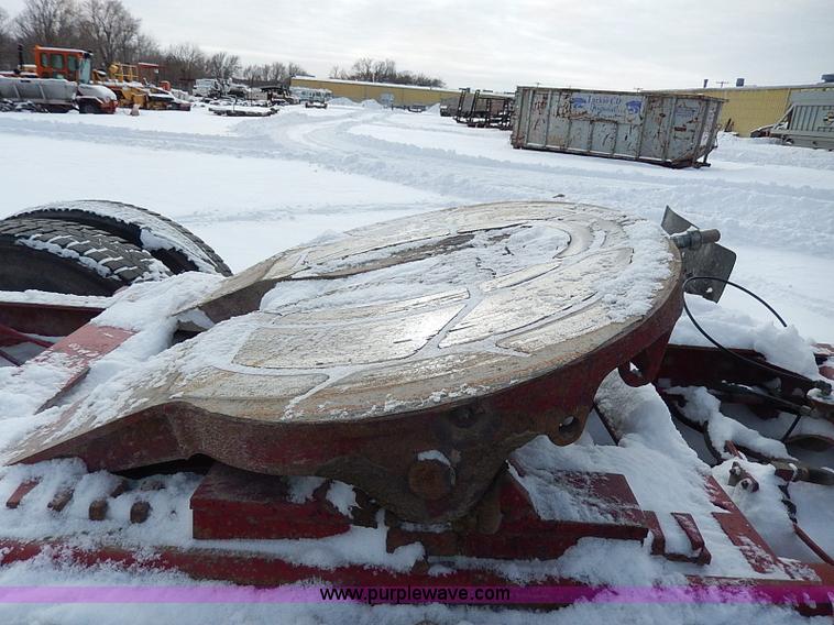 image for item H1312 1993 International 9200 semi truck