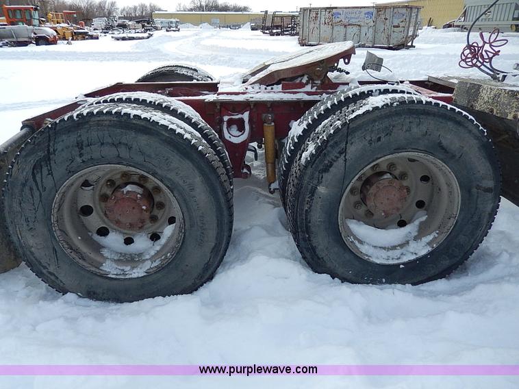 image for item H1312 1993 International 9200 semi truck