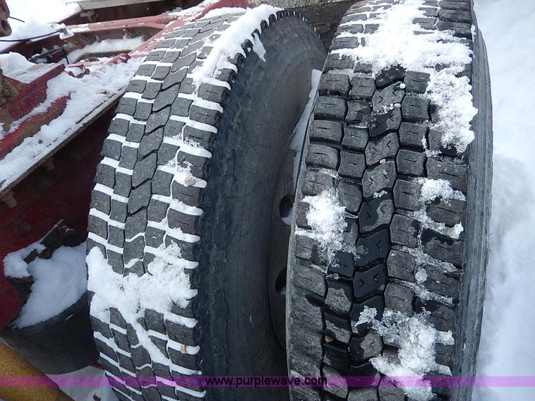 image for item H1312 1993 International 9200 semi truck