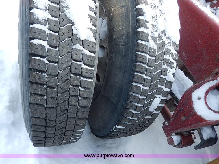 image for item H1312 1993 International 9200 semi truck