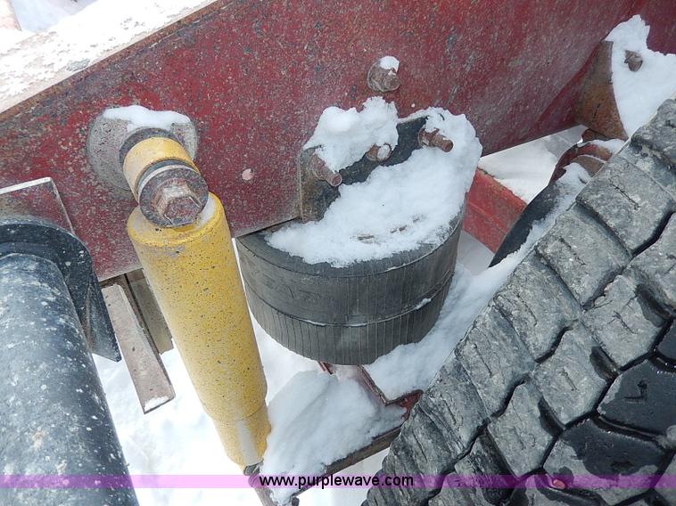 image for item H1312 1993 International 9200 semi truck