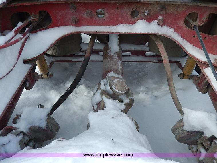 image for item H1312 1993 International 9200 semi truck