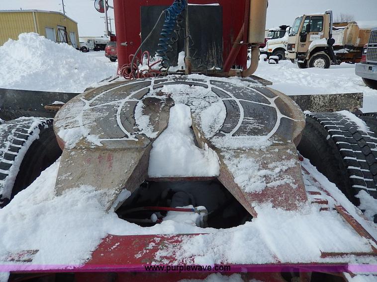 image for item H1312 1993 International 9200 semi truck