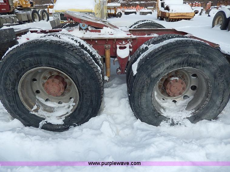 image for item H1312 1993 International 9200 semi truck