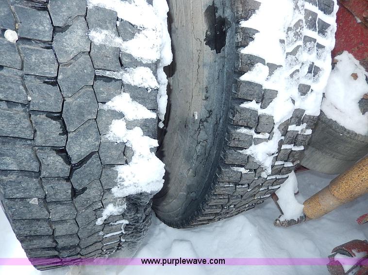 image for item H1312 1993 International 9200 semi truck