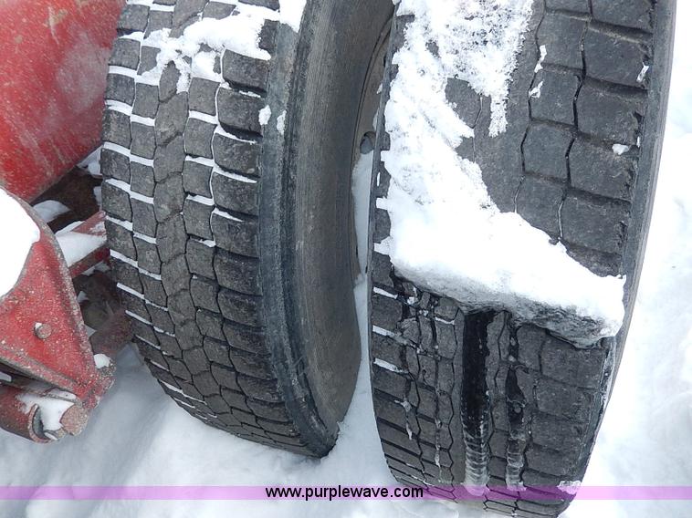 image for item H1312 1993 International 9200 semi truck